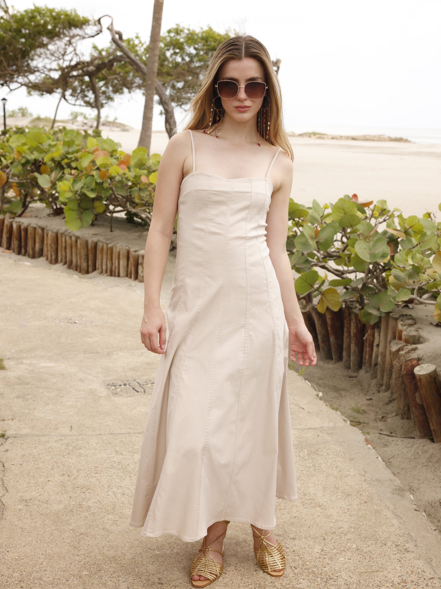 La prenda está entallada en la parte superior para realzar la silueta, mientras que la falda se abre ligeramente hacia abajo, dando libertad de movimiento y un efecto fluido. Su confección sin adornos excesivos resalta su estilo minimalista, ideal para adaptarse tanto a un look casual junto a la piscina como a un conjunto más sofisticado con los accesorios adecuados
Detalles:
Color: Sand
Material: 77% Rayon 20% Nylon 35 Spandex