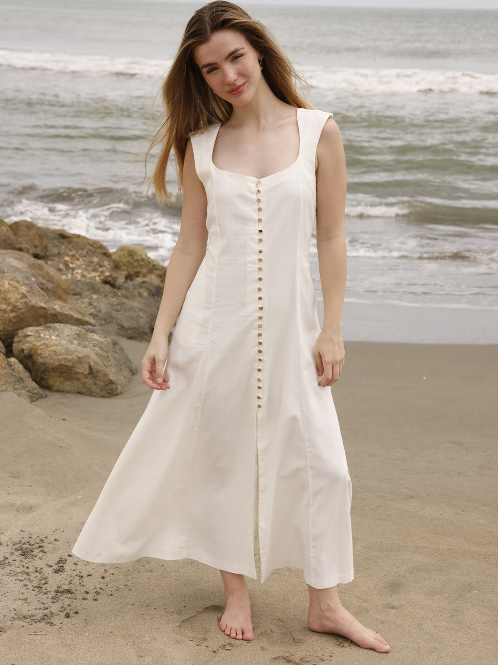 Este vestido largo tiene un diseño fresco y elegante, ideal para días cálidos. Cuenta con un escote cuadrado amplio que resalta los hombros y el cuello, y tirantes anchos que ofrecen soporte y estructura. Su silueta es entallada en la parte superior y se va abriendo hacia la falda, creando un efecto fluido y femenino.
Detalles:
Color: Blanco
Material: 69 % Rayon 29% Lino 2% Elastomero