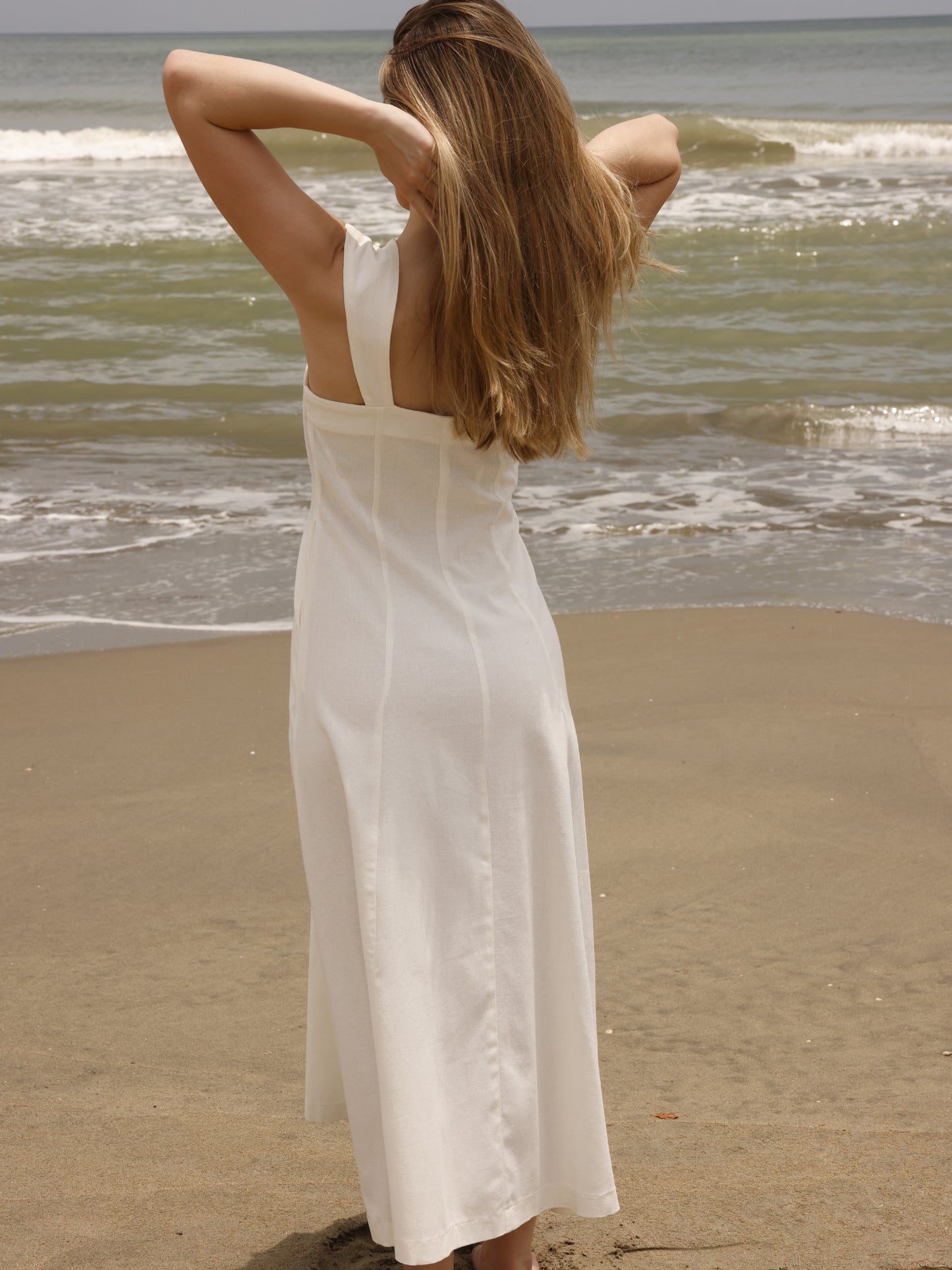 Este vestido largo tiene un diseño fresco y elegante, ideal para días cálidos. Cuenta con un escote cuadrado amplio que resalta los hombros y el cuello, y tirantes anchos que ofrecen soporte y estructura. Su silueta es entallada en la parte superior y se va abriendo hacia la falda, creando un efecto fluido y femenino.
Detalles:
Color: Blanco
Material: 69 % Rayon 29% Lino 2% Elastomero