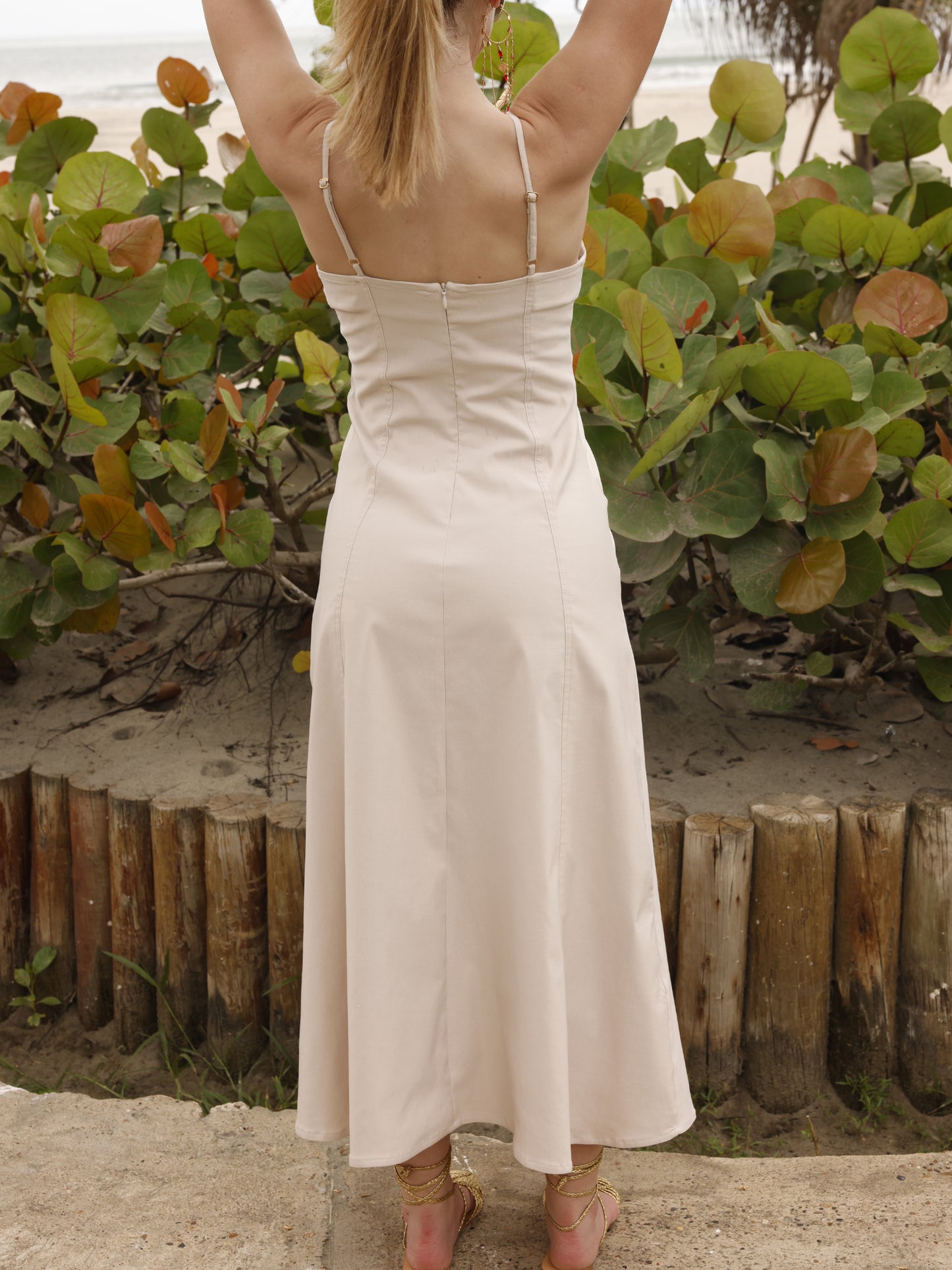 La prenda está entallada en la parte superior para realzar la silueta, mientras que la falda se abre ligeramente hacia abajo, dando libertad de movimiento y un efecto fluido. Su confección sin adornos excesivos resalta su estilo minimalista, ideal para adaptarse tanto a un look casual junto a la piscina como a un conjunto más sofisticado con los accesorios adecuados
Detalles:
Color: Sand
Material: 77% Rayon 20% Nylon 35 Spandex