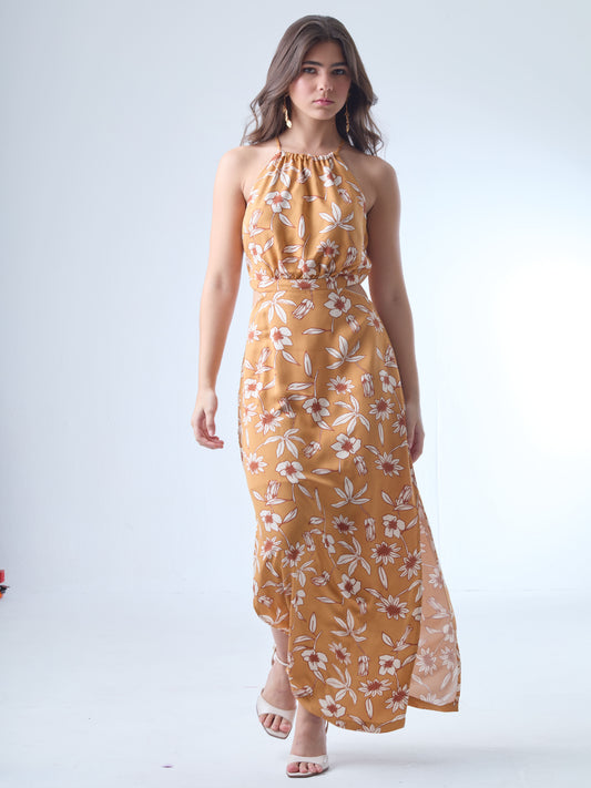 Este vestido de corte largo y escote halter fruncido ofrece una silueta ligera y elegante, perfecta para los días más cálidos. Su diseño resalta la cintura de forma sutil, mientras que la caída amplia aporta movimiento y frescura. Ideal para ocasiones de día, eventos al aire libre o un look de verano con distinción.