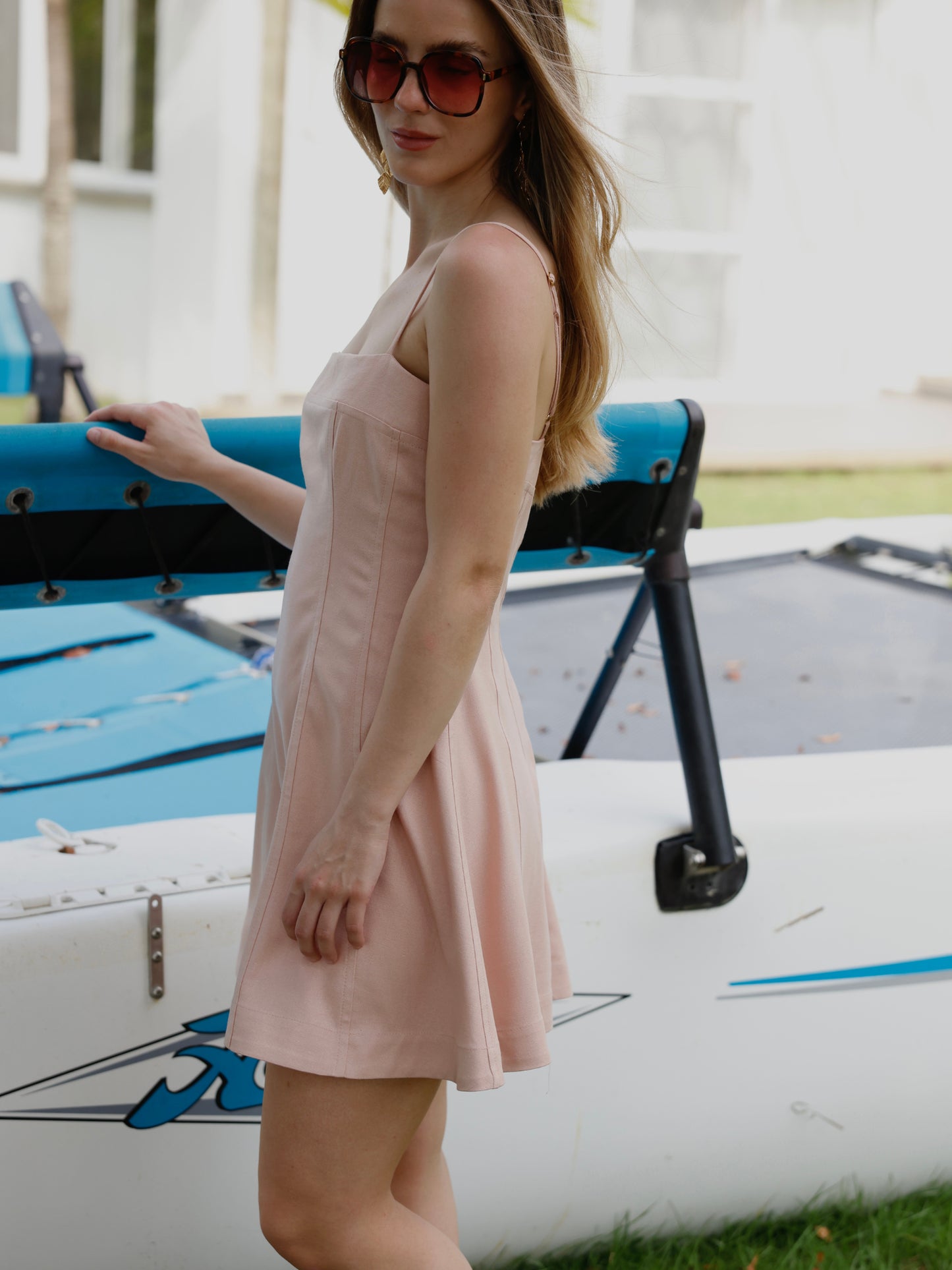 Este vestido de silueta ajustada en la parte superior y falda en línea A destaca por su corte limpio y minimalista. Con escote recto y finos tirantes, ofrece un look fresco, femenino y atemporal. El tono terracota le aporta calidez y sofisticación, ideal para usar tanto de día como de noche. Su diseño versátil permite combinarlo con sandalias, tacones o incluso una chaqueta ligera para un toque más urbano.