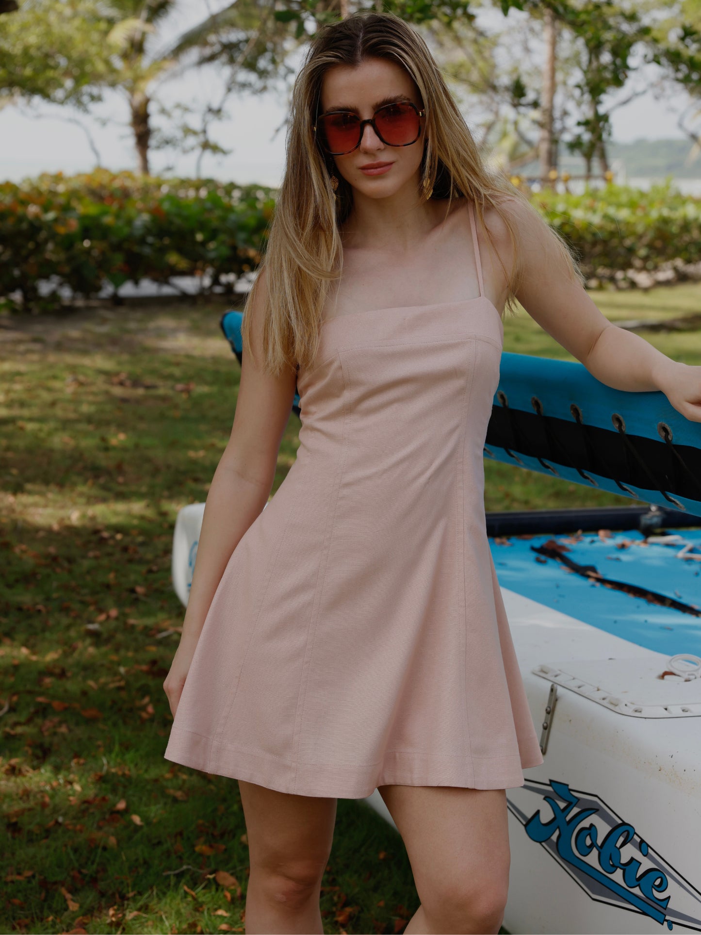 Este vestido de silueta ajustada en la parte superior y falda en línea A destaca por su corte limpio y minimalista. Con escote recto y finos tirantes, ofrece un look fresco, femenino y atemporal. El tono terracota le aporta calidez y sofisticación, ideal para usar tanto de día como de noche. Su diseño versátil permite combinarlo con sandalias, tacones o incluso una chaqueta ligera para un toque más urbano.