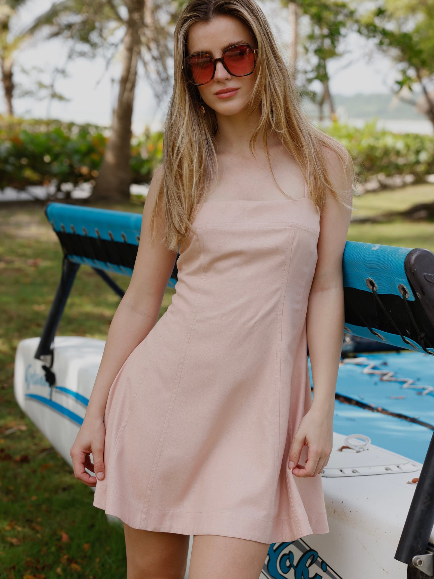 Este vestido de silueta ajustada en la parte superior y falda en línea A destaca por su corte limpio y minimalista. Con escote recto y finos tirantes, ofrece un look fresco, femenino y atemporal. El tono terracota le aporta calidez y sofisticación, ideal para usar tanto de día como de noche. Su diseño versátil permite combinarlo con sandalias, tacones o incluso una chaqueta ligera para un toque más urbano.