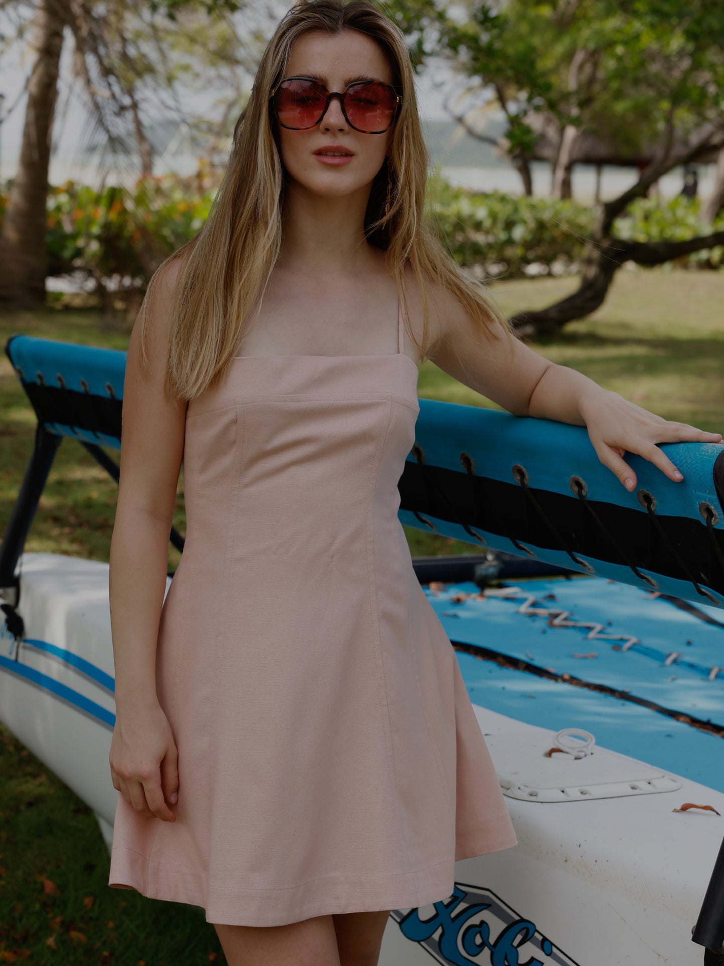 Este vestido de silueta ajustada en la parte superior y falda en línea A destaca por su corte limpio y minimalista. Con escote recto y finos tirantes, ofrece un look fresco, femenino y atemporal. El tono terracota le aporta calidez y sofisticación, ideal para usar tanto de día como de noche. Su diseño versátil permite combinarlo con sandalias, tacones o incluso una chaqueta ligera para un toque más urbano.