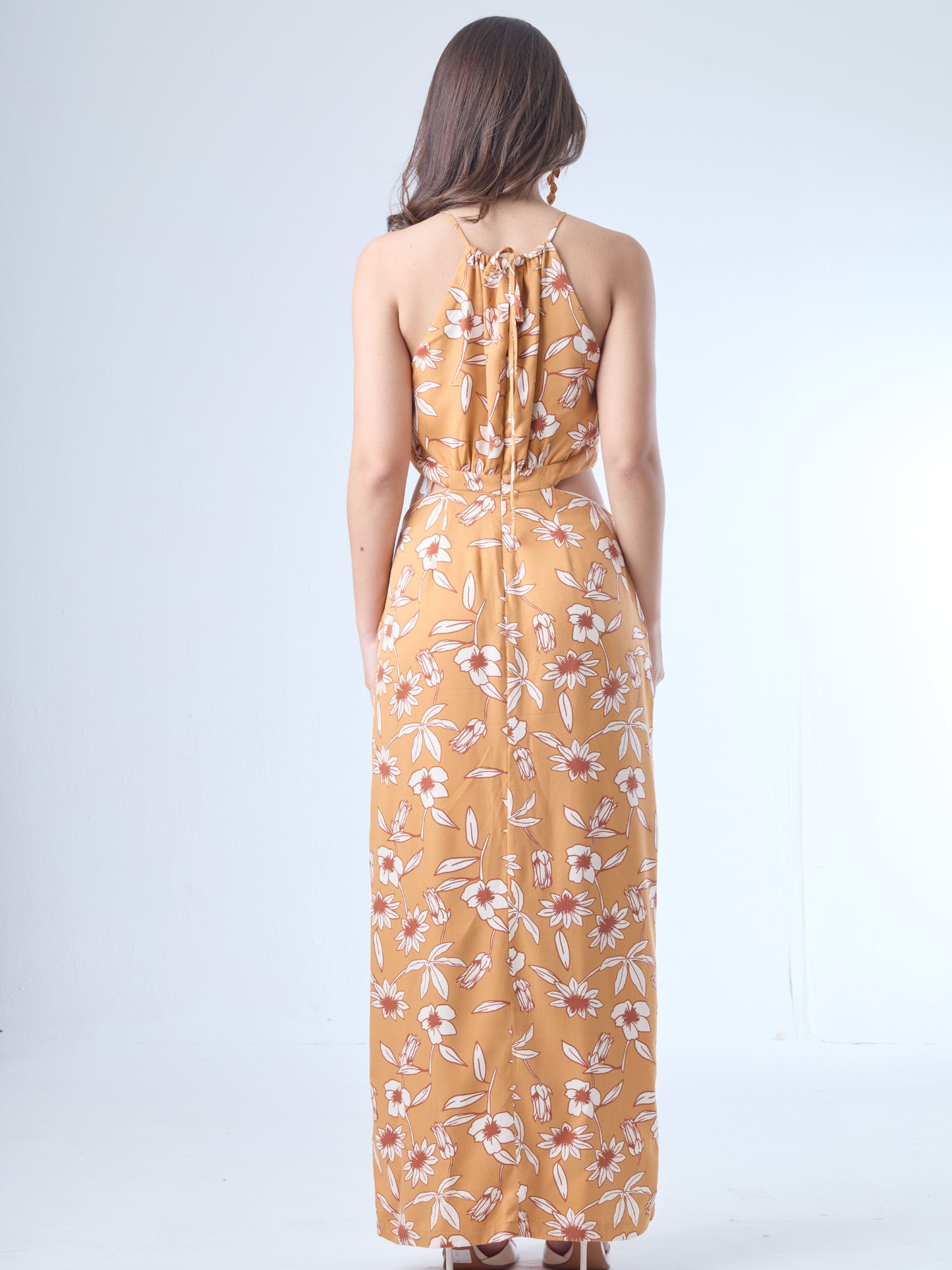 Este vestido de corte largo y escote halter fruncido ofrece una silueta ligera y elegante, perfecta para los días más cálidos. Su diseño resalta la cintura de forma sutil, mientras que la caída amplia aporta movimiento y frescura. Ideal para ocasiones de día, eventos al aire libre o un look de verano con distinción.