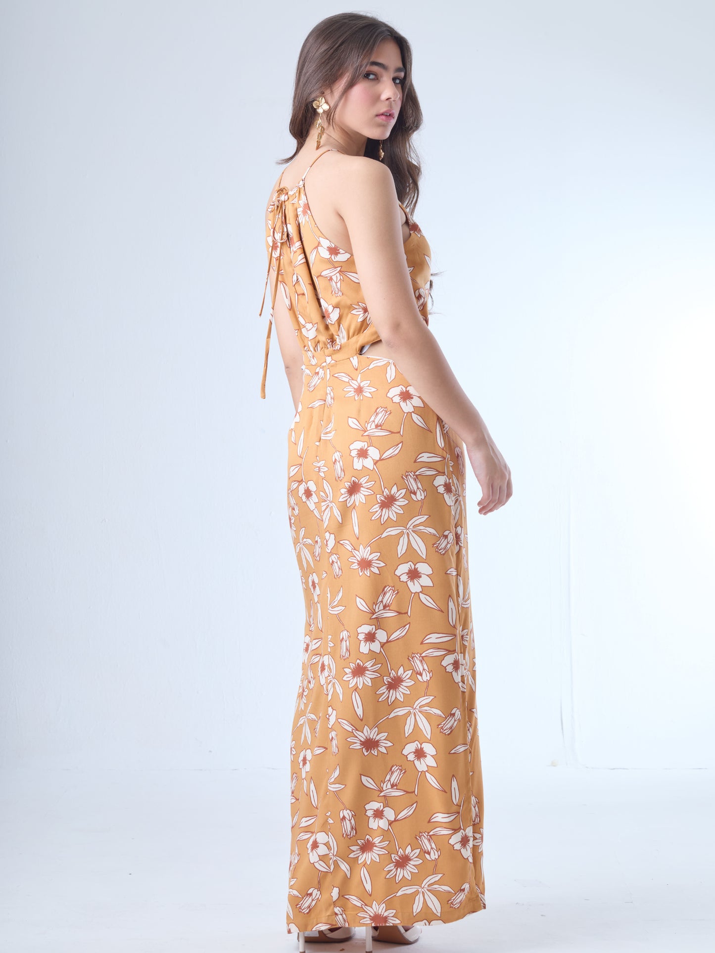 Este vestido de corte largo y escote halter fruncido ofrece una silueta ligera y elegante, perfecta para los días más cálidos. Su diseño resalta la cintura de forma sutil, mientras que la caída amplia aporta movimiento y frescura. Ideal para ocasiones de día, eventos al aire libre o un look de verano con distinción.