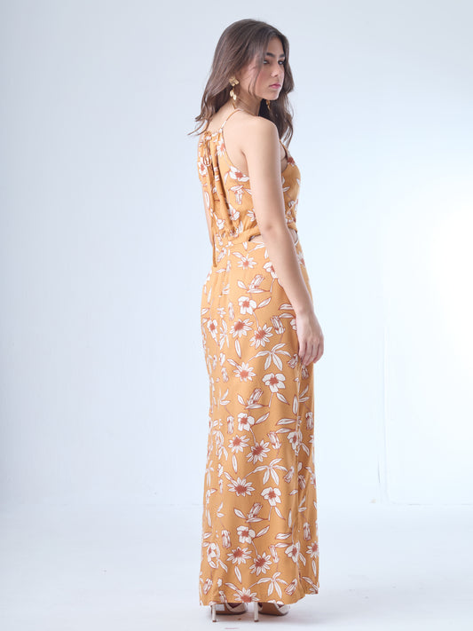 Este vestido de corte largo y escote halter fruncido ofrece una silueta ligera y elegante, perfecta para los días más cálidos. Su diseño resalta la cintura de forma sutil, mientras que la caída amplia aporta movimiento y frescura. Ideal para ocasiones de día, eventos al aire libre o un look de verano con distinción.