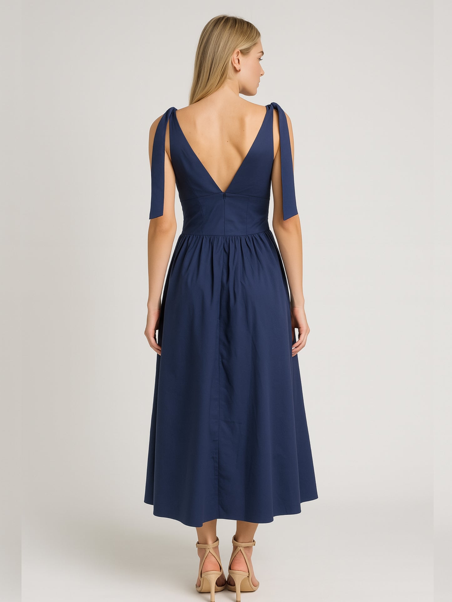 Este vestido presenta un diseño elegante y femenino. Tiene un escote en "V" cruzado que estiliza el busto y una cintura ancha tipo fajón que define la silueta. Los tirantes se anudan sobre los hombros, agregando un toque delicado y ajustable al diseño. La falda cae en corte evasé hasta los tobillos, con una caída fluida que favorece el movimiento. Su estilo atemporal lo hace ideal tanto para eventos de día como para cenas o celebraciones formales. Puede combinarse con tacones o sandalias.
Detalles:
Color: