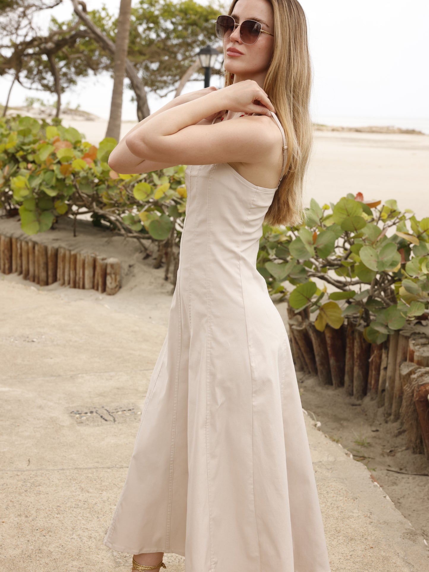 La prenda está entallada en la parte superior para realzar la silueta, mientras que la falda se abre ligeramente hacia abajo, dando libertad de movimiento y un efecto fluido. Su confección sin adornos excesivos resalta su estilo minimalista, ideal para adaptarse tanto a un look casual junto a la piscina como a un conjunto más sofisticado con los accesorios adecuados
Detalles:
Color: Sand
Material: 77% Rayon 20% Nylon 35 Spandex