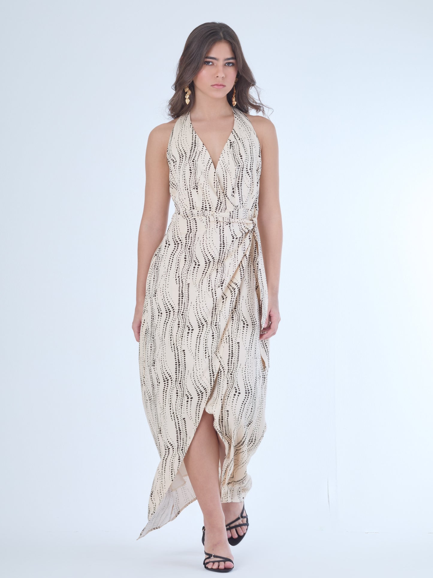 Este vestido de corte largo y envolvente resalta la figura con un escote halter profundo y un amarre lateral que aporta movimiento y definición. Su abertura frontal sutil añade un toque de sensualidad refinada, ideal para eventos nocturnos, cenas elegantes o celebraciones con estilo. Una pieza versátil que equilibra modernidad y elegancia.
Detalles:
Color: Sand