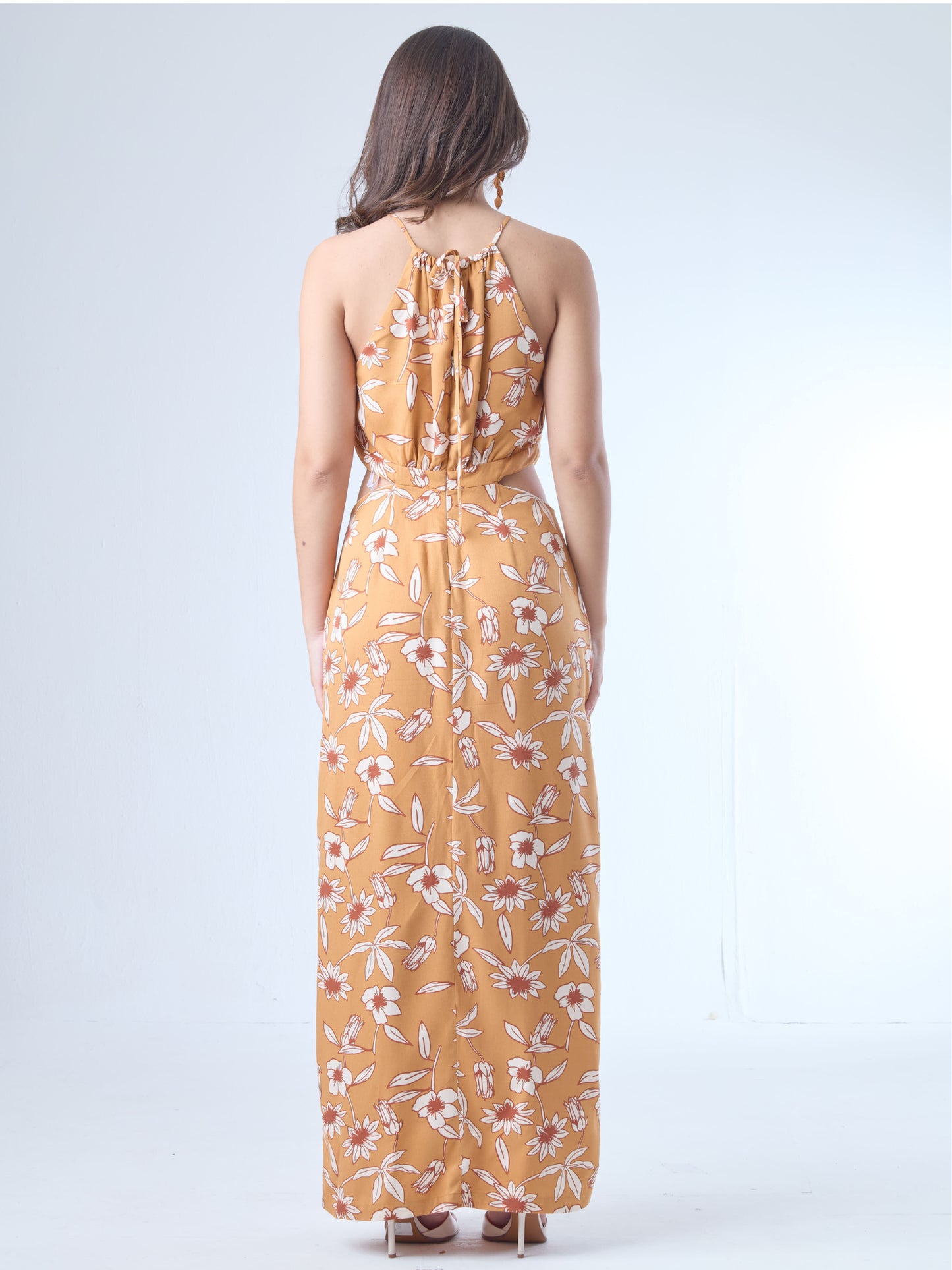 Este vestido de corte largo y escote halter fruncido ofrece una silueta ligera y elegante, perfecta para los días más cálidos. Su diseño resalta la cintura de forma sutil, mientras que la caída amplia aporta movimiento y frescura. Ideal para ocasiones de día, eventos al aire libre o un look de verano con distinción.