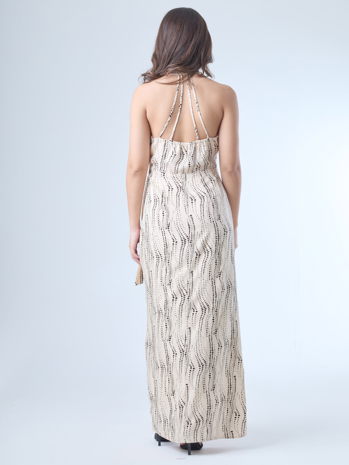 Este vestido de corte largo y envolvente resalta la figura con un escote halter profundo y un amarre lateral que aporta movimiento y definición. Su abertura frontal sutil añade un toque de sensualidad refinada, ideal para eventos nocturnos, cenas elegantes o celebraciones con estilo. Una pieza versátil que equilibra modernidad y elegancia.
Detalles:
Color: Sand