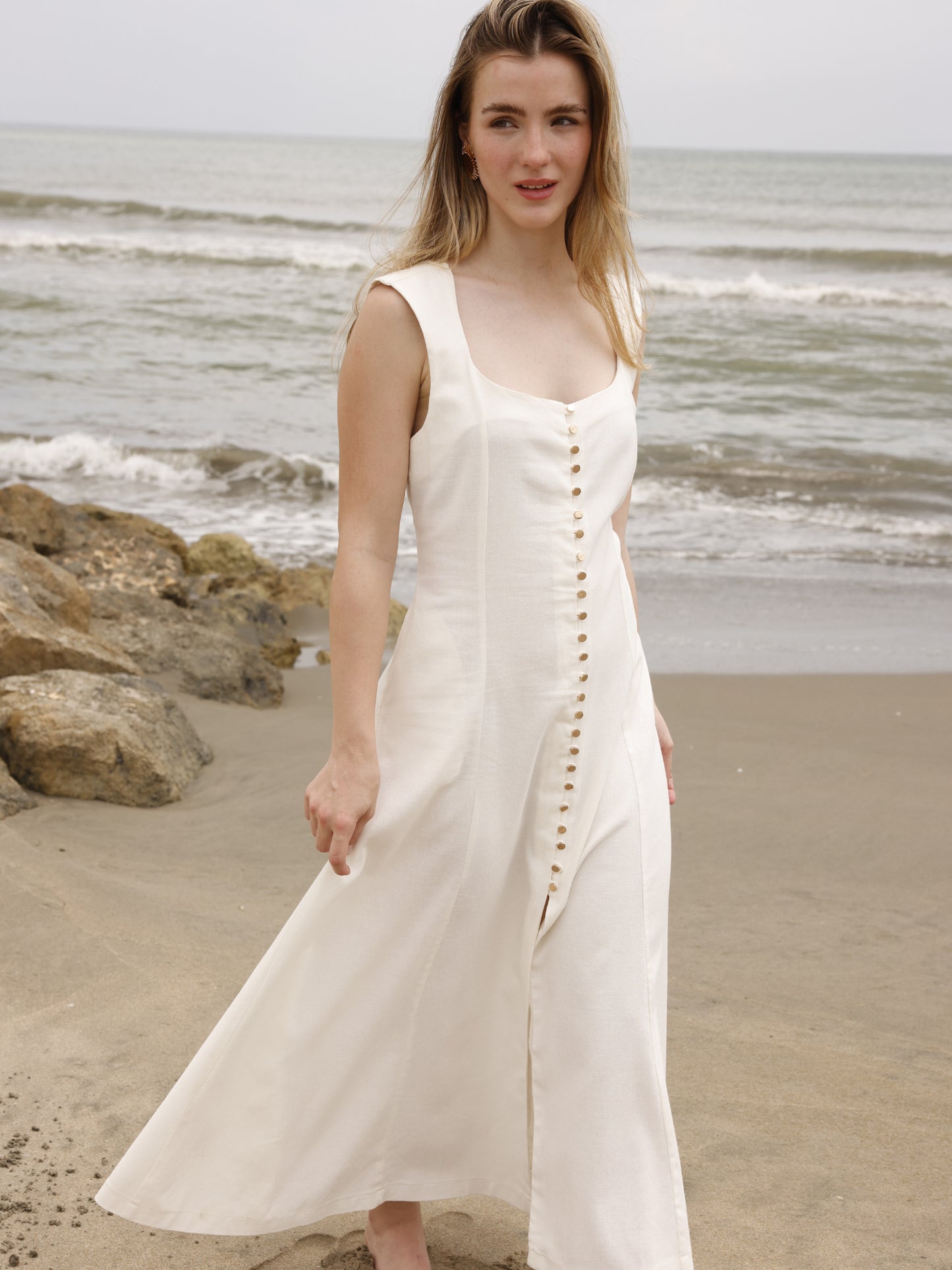 Este vestido largo tiene un diseño fresco y elegante, ideal para días cálidos. Cuenta con un escote cuadrado amplio que resalta los hombros y el cuello, y tirantes anchos que ofrecen soporte y estructura. Su silueta es entallada en la parte superior y se va abriendo hacia la falda, creando un efecto fluido y femenino.
Detalles:
Color: Blanco
Material: 69 % Rayon 29% Lino 2% Elastomero