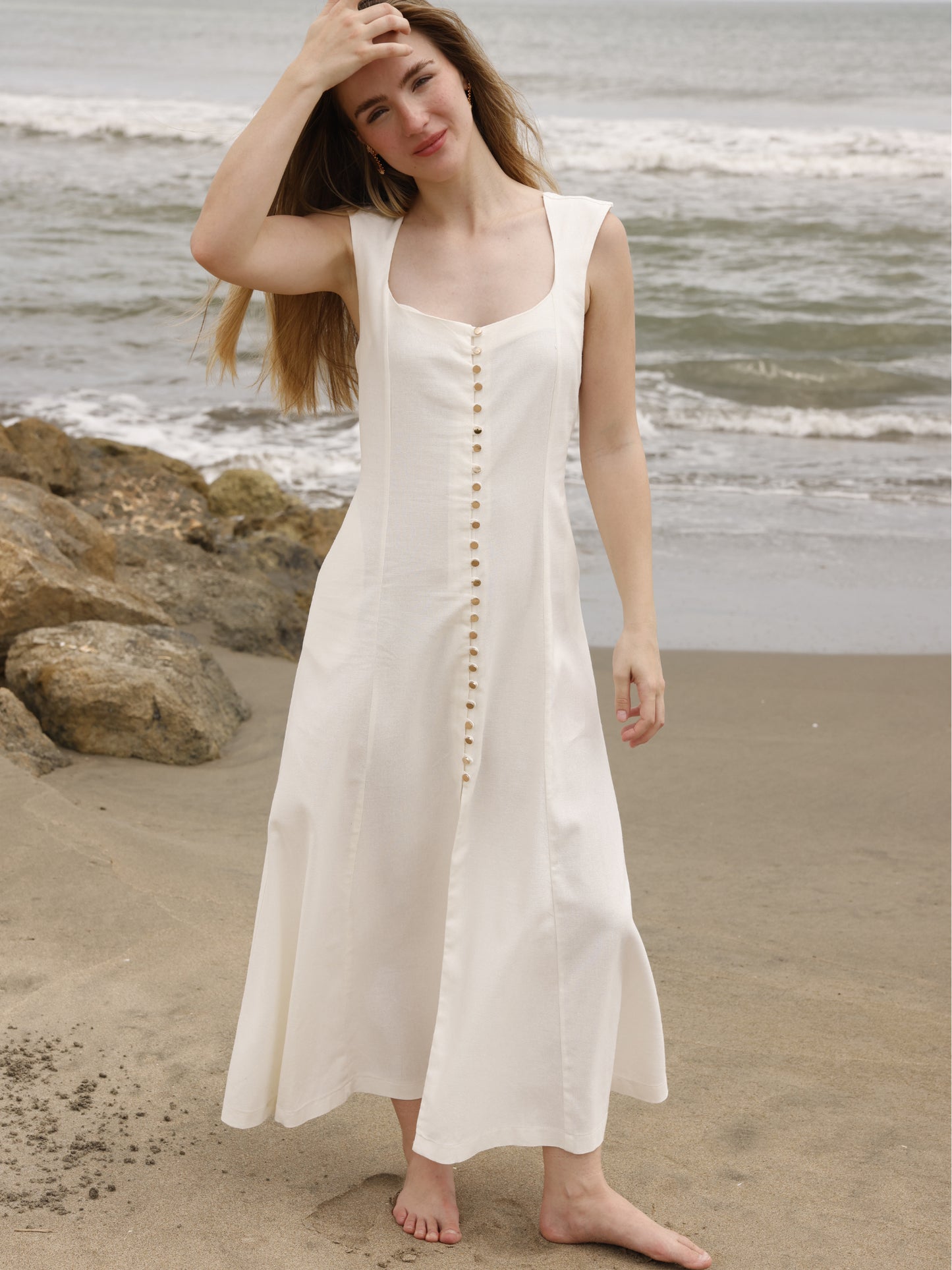 Este vestido largo tiene un diseño fresco y elegante, ideal para días cálidos. Cuenta con un escote cuadrado amplio que resalta los hombros y el cuello, y tirantes anchos que ofrecen soporte y estructura. Su silueta es entallada en la parte superior y se va abriendo hacia la falda, creando un efecto fluido y femenino.
Detalles:
Color: Blanco
Material: 69 % Rayon 29% Lino 2% Elastomero