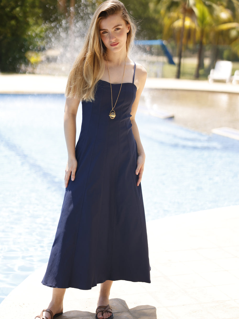 La prenda está entallada en la parte superior para realzar la silueta, mientras que la falda se abre ligeramente hacia abajo, dando libertad de movimiento y un efecto fluido. Su confección sin adornos excesivos resalta su estilo minimalista, ideal para adaptarse tanto a un look casual junto a la piscina como a un conjunto más sofisticado con los accesorios adecuados
Detalles:
Color: Navy
Material: 77% Rayon 20% Nylon 35 Spandex