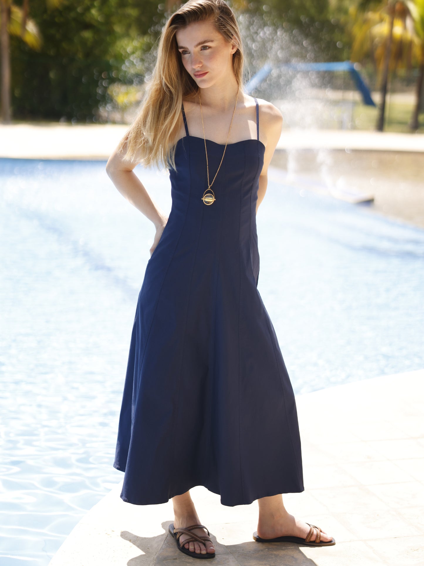 La prenda está entallada en la parte superior para realzar la silueta, mientras que la falda se abre ligeramente hacia abajo, dando libertad de movimiento y un efecto fluido. Su confección sin adornos excesivos resalta su estilo minimalista, ideal para adaptarse tanto a un look casual junto a la piscina como a un conjunto más sofisticado con los accesorios adecuados
Detalles:
Color: Navy
Material: 77% Rayon 20% Nylon 35 Spandex