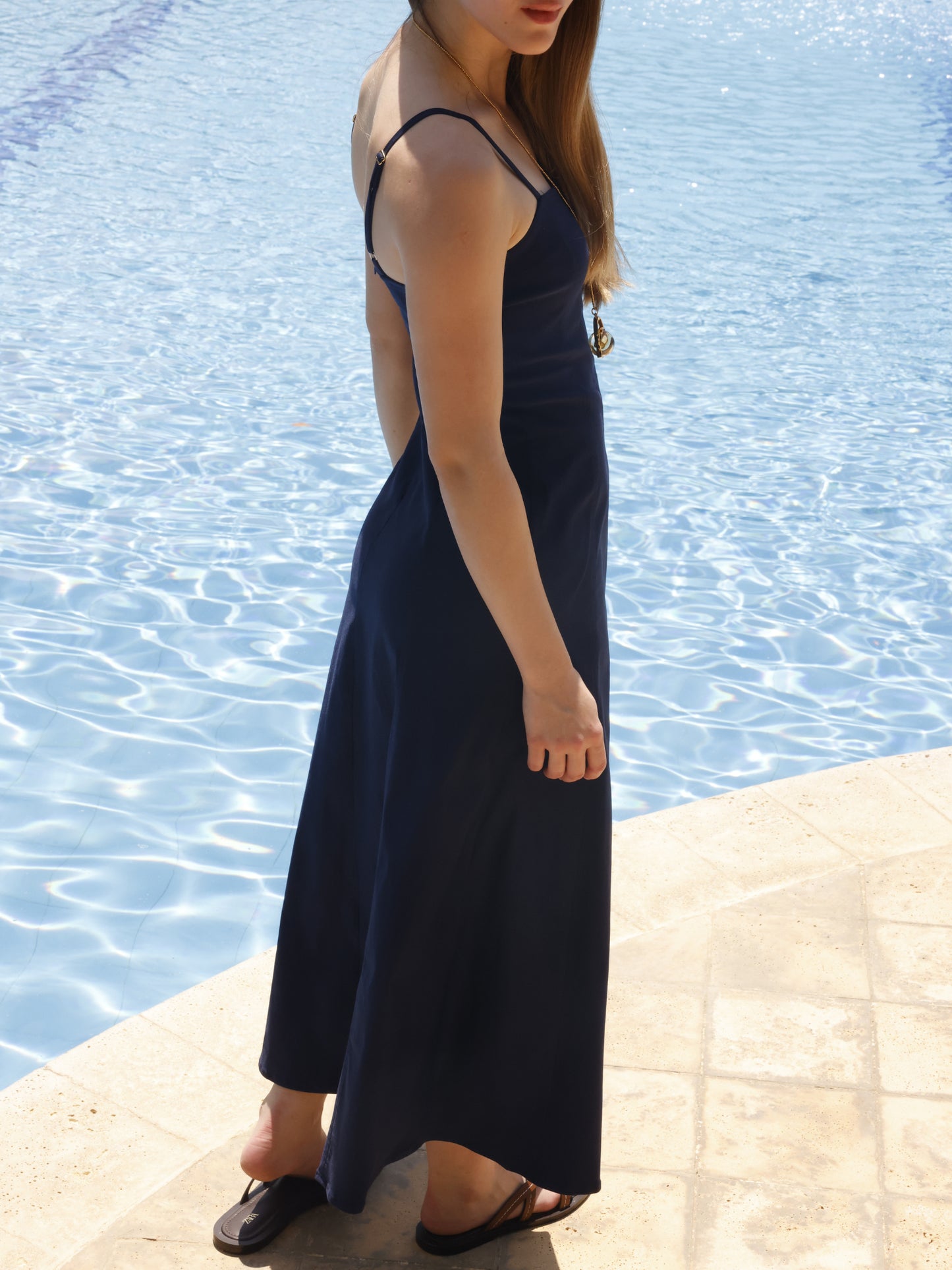 La prenda está entallada en la parte superior para realzar la silueta, mientras que la falda se abre ligeramente hacia abajo, dando libertad de movimiento y un efecto fluido. Su confección sin adornos excesivos resalta su estilo minimalista, ideal para adaptarse tanto a un look casual junto a la piscina como a un conjunto más sofisticado con los accesorios adecuados
Detalles:
Color: Navy
Material: 77% Rayon 20% Nylon 35 Spandex