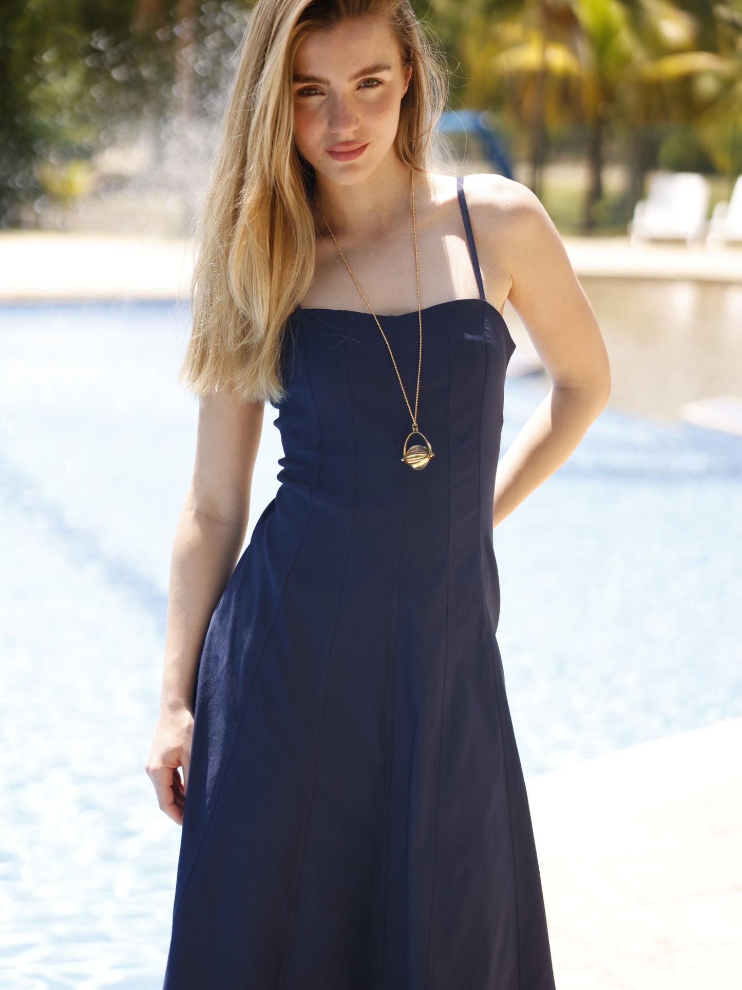 La prenda está entallada en la parte superior para realzar la silueta, mientras que la falda se abre ligeramente hacia abajo, dando libertad de movimiento y un efecto fluido. Su confección sin adornos excesivos resalta su estilo minimalista, ideal para adaptarse tanto a un look casual junto a la piscina como a un conjunto más sofisticado con los accesorios adecuados
Detalles:
Color: Navy
Material: 77% Rayon 20% Nylon 35 Spandex