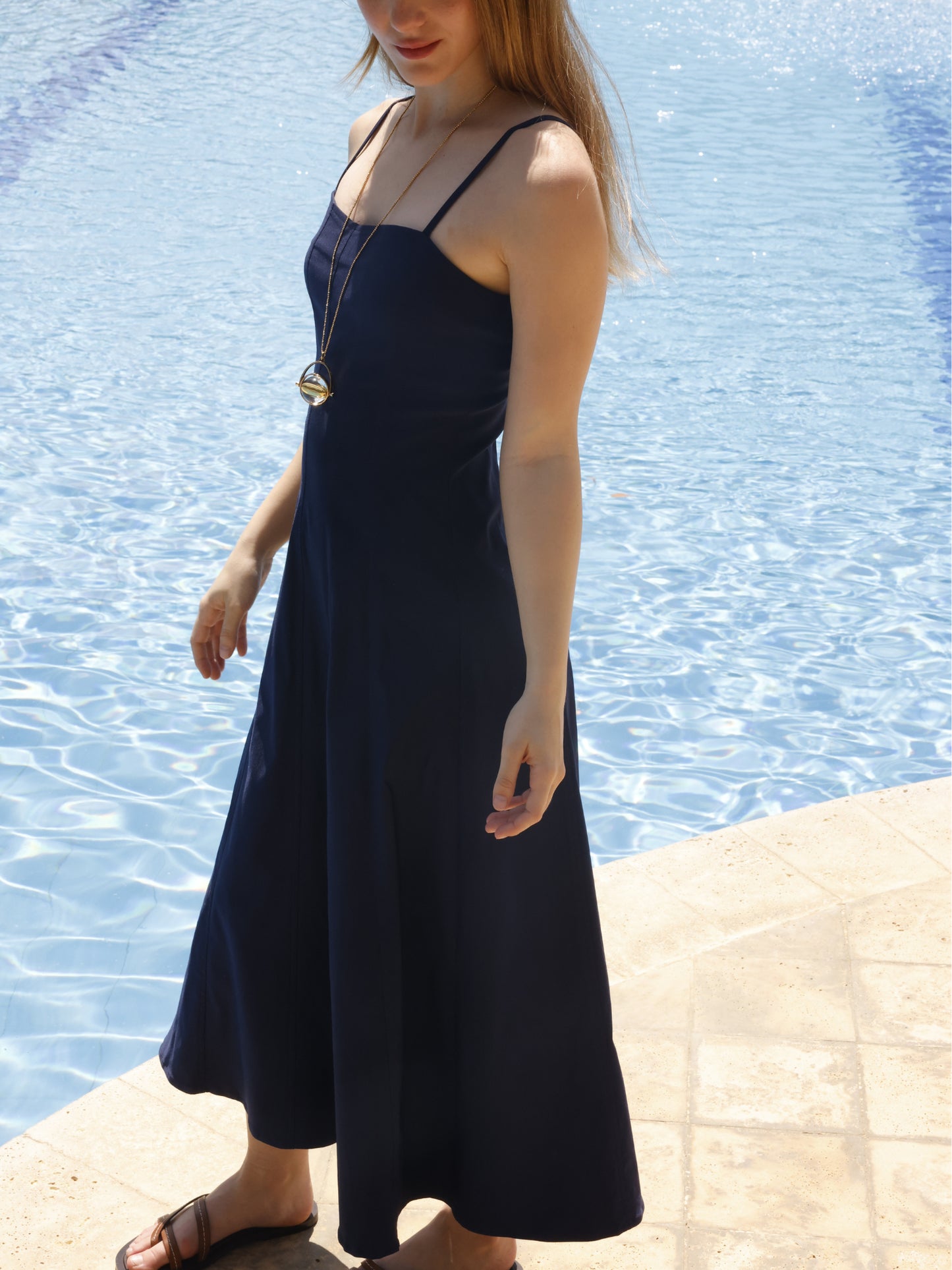 La prenda está entallada en la parte superior para realzar la silueta, mientras que la falda se abre ligeramente hacia abajo, dando libertad de movimiento y un efecto fluido. Su confección sin adornos excesivos resalta su estilo minimalista, ideal para adaptarse tanto a un look casual junto a la piscina como a un conjunto más sofisticado con los accesorios adecuados
Detalles:
Color: Navy
Material: 77% Rayon 20% Nylon 35 Spandex