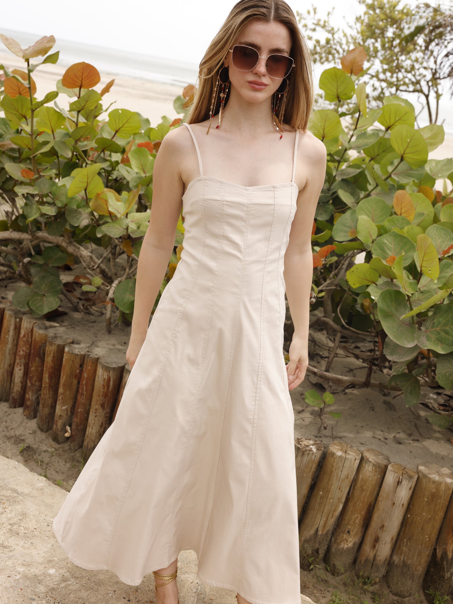 La prenda está entallada en la parte superior para realzar la silueta, mientras que la falda se abre ligeramente hacia abajo, dando libertad de movimiento y un efecto fluido. Su confección sin adornos excesivos resalta su estilo minimalista, ideal para adaptarse tanto a un look casual junto a la piscina como a un conjunto más sofisticado con los accesorios adecuados
Detalles:
Color: Sand
Material: 77% Rayon 20% Nylon 35 Spandex