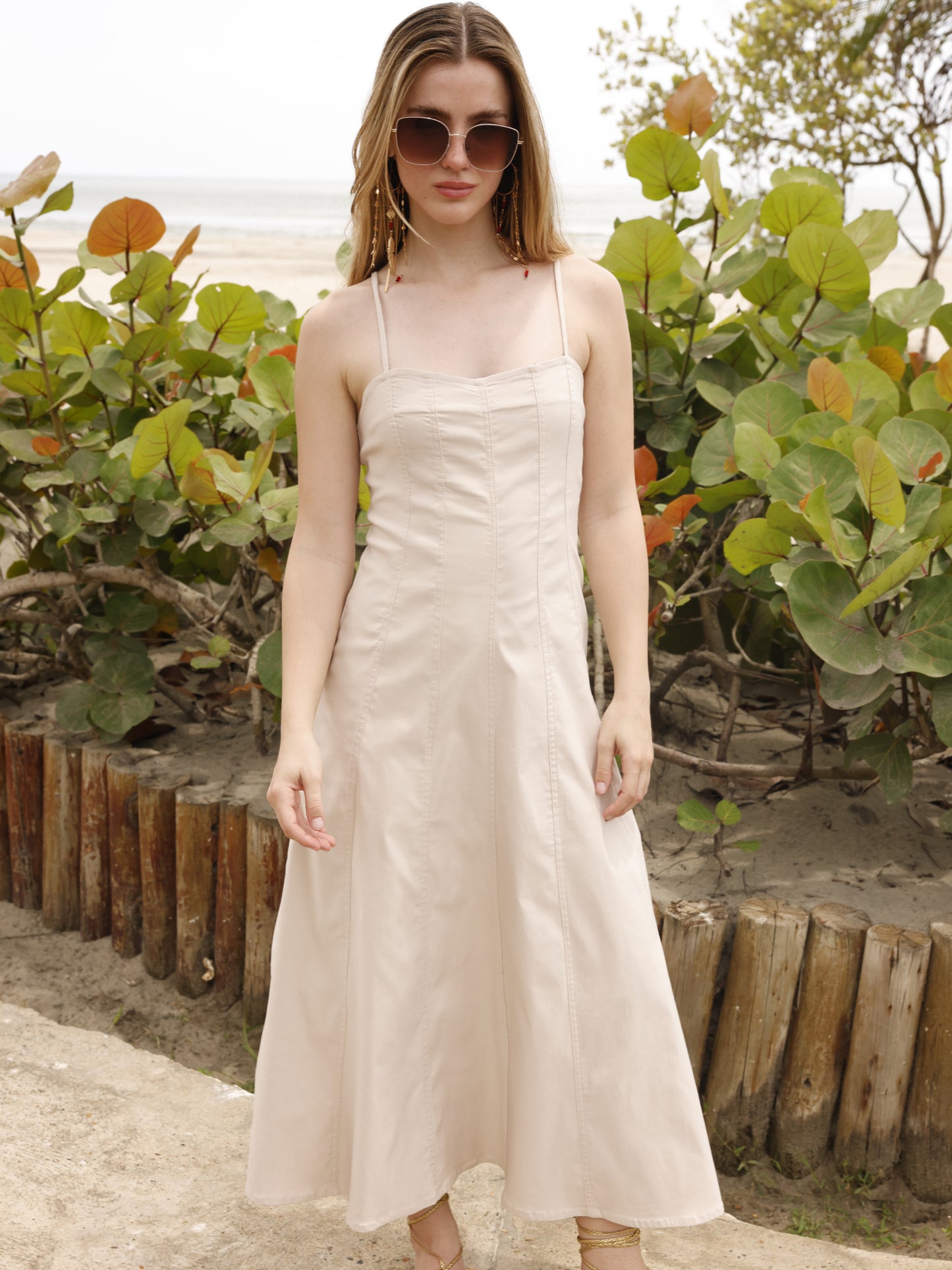 La prenda está entallada en la parte superior para realzar la silueta, mientras que la falda se abre ligeramente hacia abajo, dando libertad de movimiento y un efecto fluido. Su confección sin adornos excesivos resalta su estilo minimalista, ideal para adaptarse tanto a un look casual junto a la piscina como a un conjunto más sofisticado con los accesorios adecuados
Detalles:
Color: Sand
Material: 77% Rayon 20% Nylon 35 Spandex