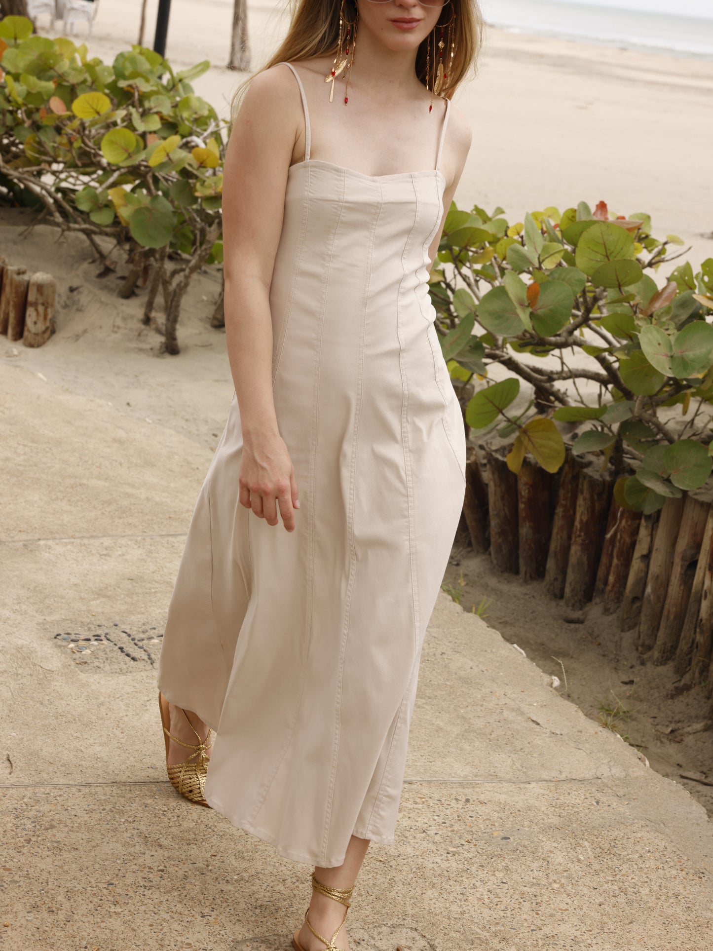 La prenda está entallada en la parte superior para realzar la silueta, mientras que la falda se abre ligeramente hacia abajo, dando libertad de movimiento y un efecto fluido. Su confección sin adornos excesivos resalta su estilo minimalista, ideal para adaptarse tanto a un look casual junto a la piscina como a un conjunto más sofisticado con los accesorios adecuados
Detalles:
Color: Sand
Material: 77% Rayon 20% Nylon 35 Spandex