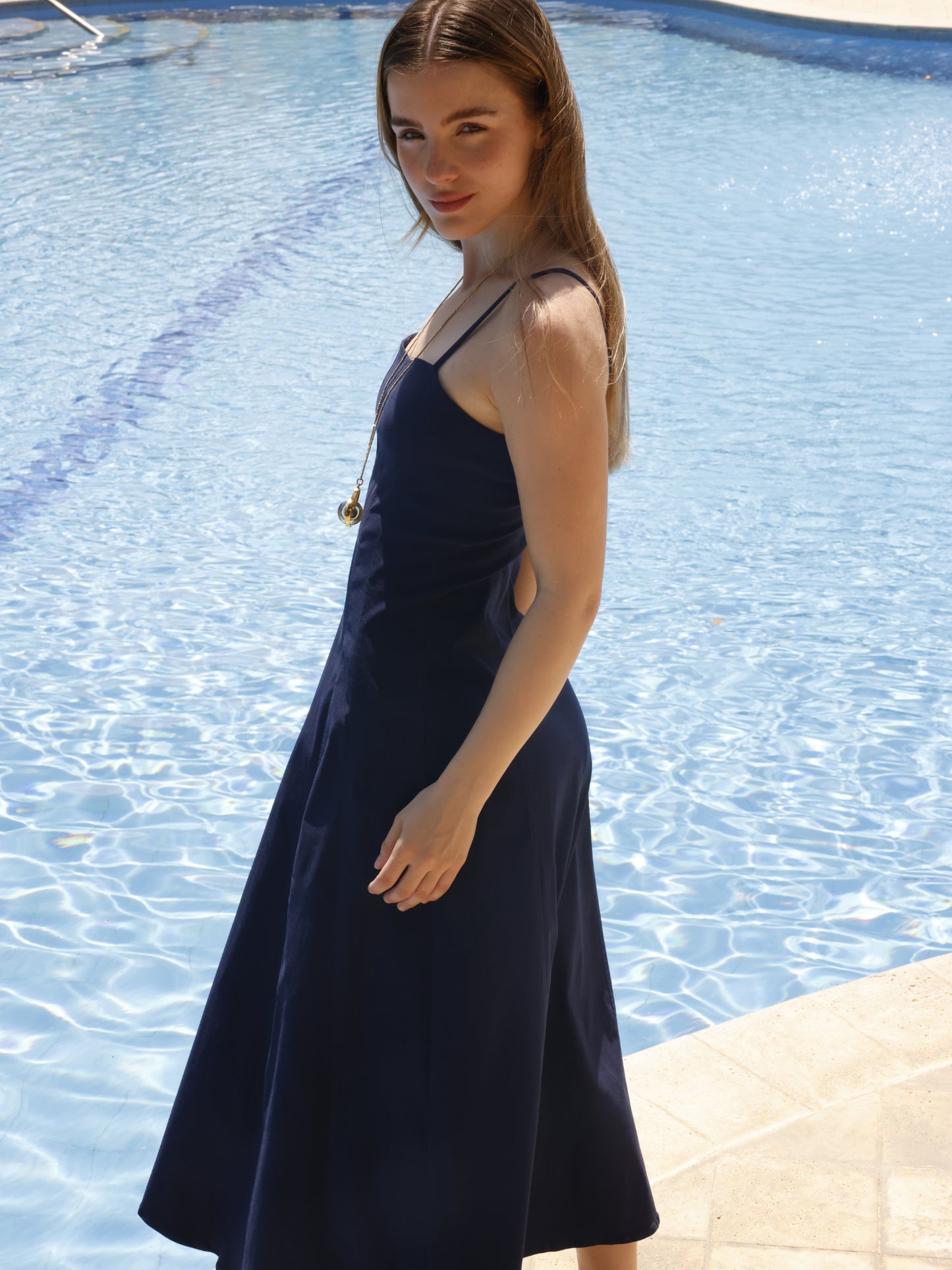 La prenda está entallada en la parte superior para realzar la silueta, mientras que la falda se abre ligeramente hacia abajo, dando libertad de movimiento y un efecto fluido. Su confección sin adornos excesivos resalta su estilo minimalista, ideal para adaptarse tanto a un look casual junto a la piscina como a un conjunto más sofisticado con los accesorios adecuados
Detalles:
Color: Navy
Material: 77% Rayon 20% Nylon 35 Spandex