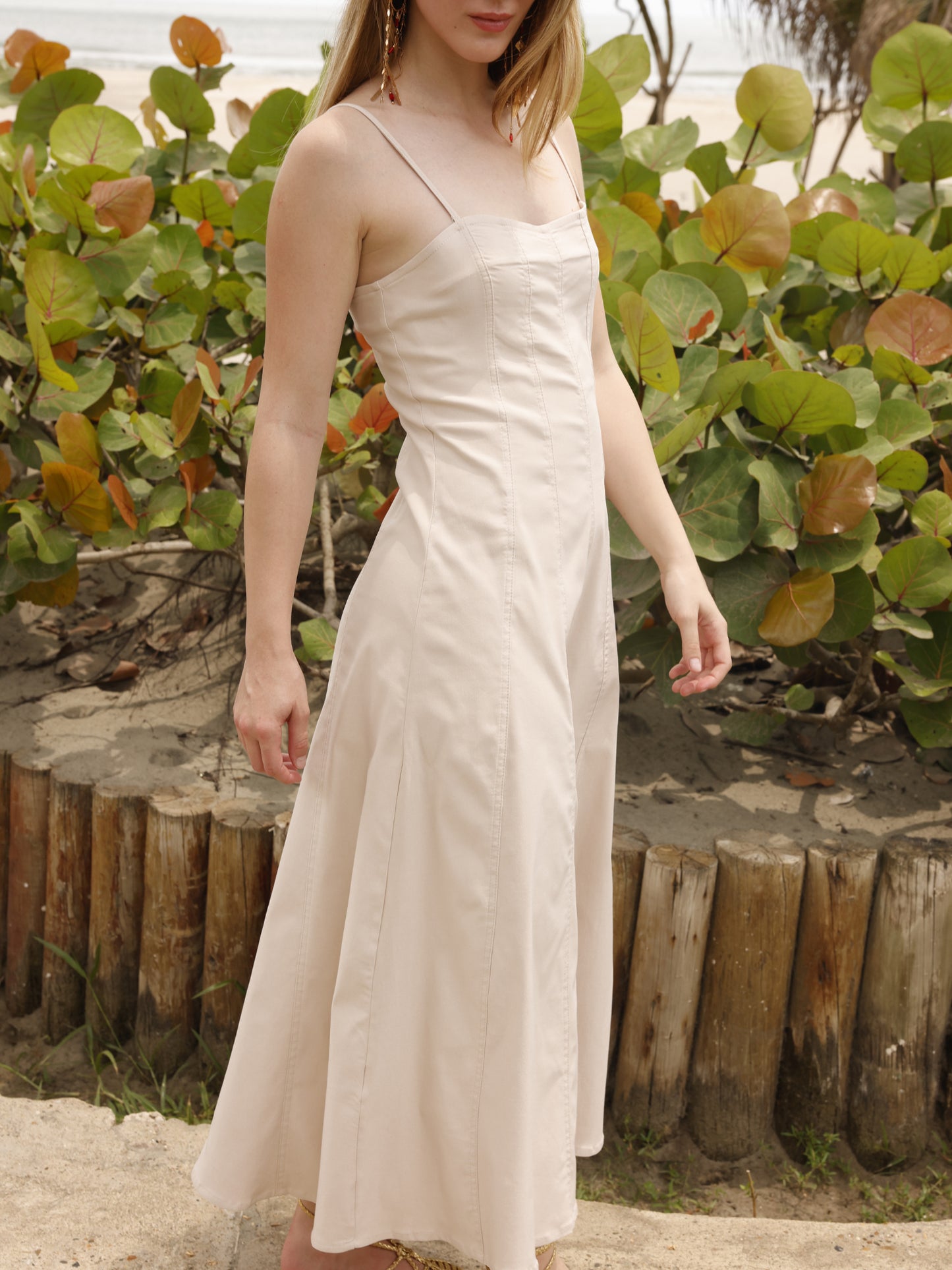 La prenda está entallada en la parte superior para realzar la silueta, mientras que la falda se abre ligeramente hacia abajo, dando libertad de movimiento y un efecto fluido. Su confección sin adornos excesivos resalta su estilo minimalista, ideal para adaptarse tanto a un look casual junto a la piscina como a un conjunto más sofisticado con los accesorios adecuados
Detalles:
Color: Sand
Material: 77% Rayon 20% Nylon 35 Spandex