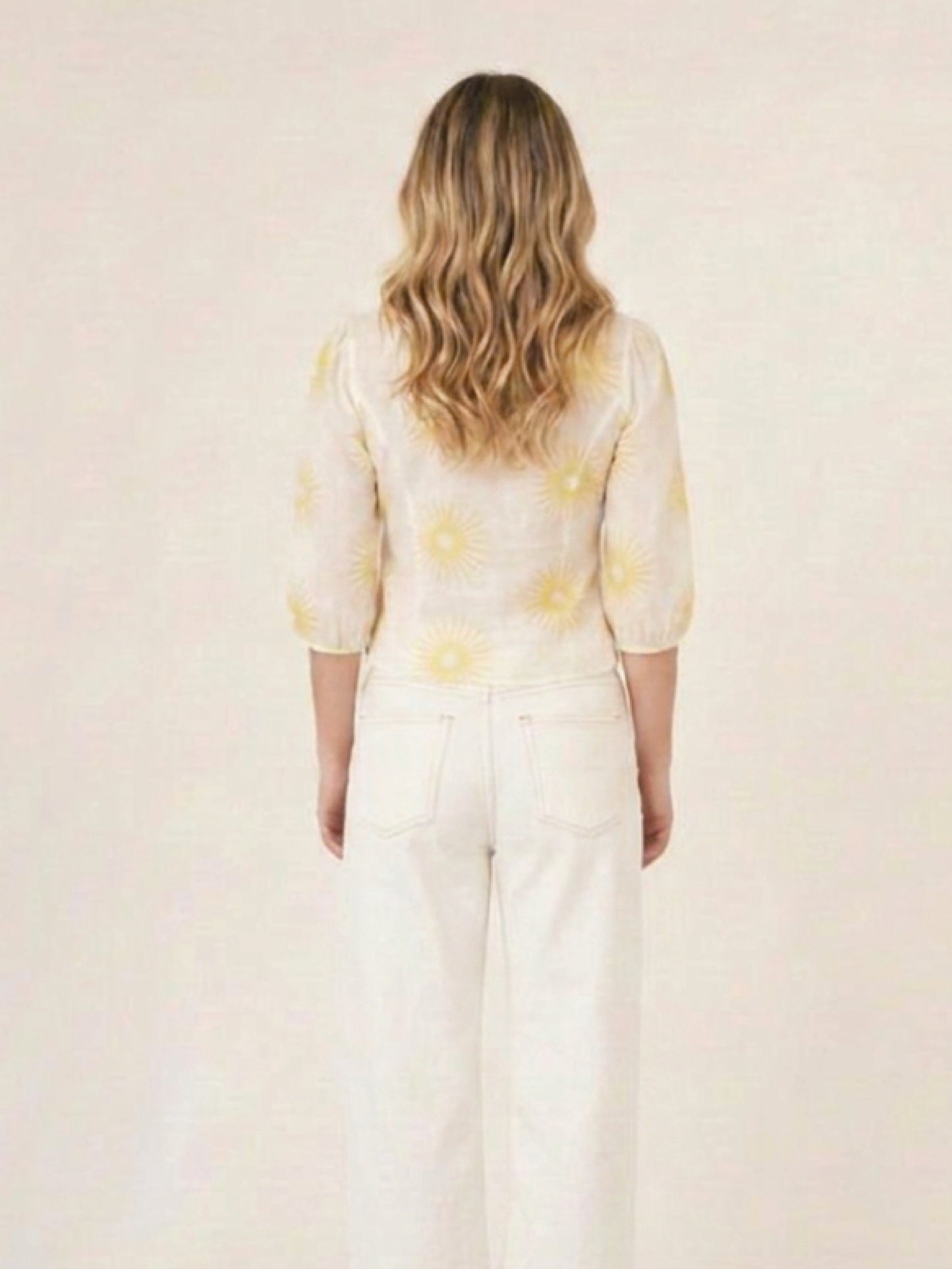 Blusa femenina amarilla con estampado floral, manga amplia y escote en V