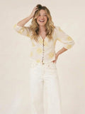 Blusa Abbey amarillo suave con bordado floral y botones frontales