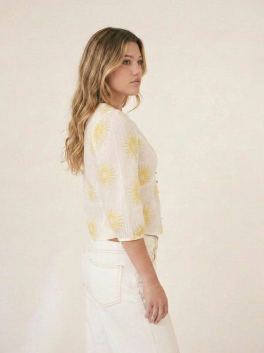 Blusa amarilla para mujer con escote en V, manga tres cuartos y bordados