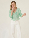 Blusa Abbey verde con bordado floral, botones frontales y manga globo