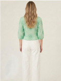 Blusa femenina verde con botones frontales, bordado decorativo y mangas amplias