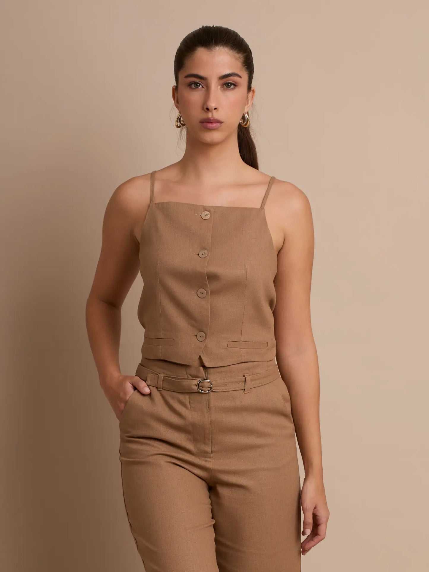 Este top presenta un favorecedor escote cuadrado, botones decorativos y un acabado texturizado que añade elegancia sin esfuerzo.