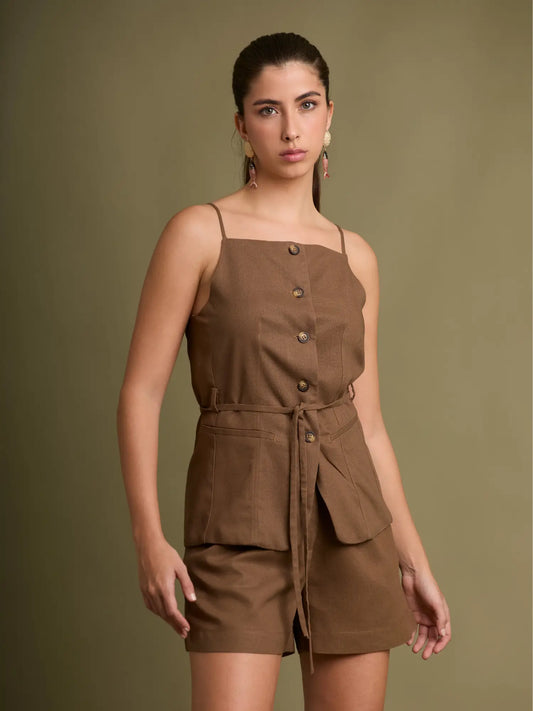 La blusa utilitaria café destaca por su diseño funcional con bolsillos, botones en contraste y un cinturón que estiliza la cintura para un look moderno y práctico.