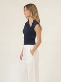 Blusa azul navy para mujer con diseno de un hombro, manga corta y corte moderno