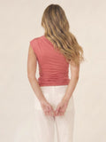 Blusa Catania coral con escote diagonal, textura suave y fit al cuerpo