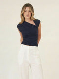 Blusa Catania navy con escote diagonal, textura suave y fit al cuerpo
