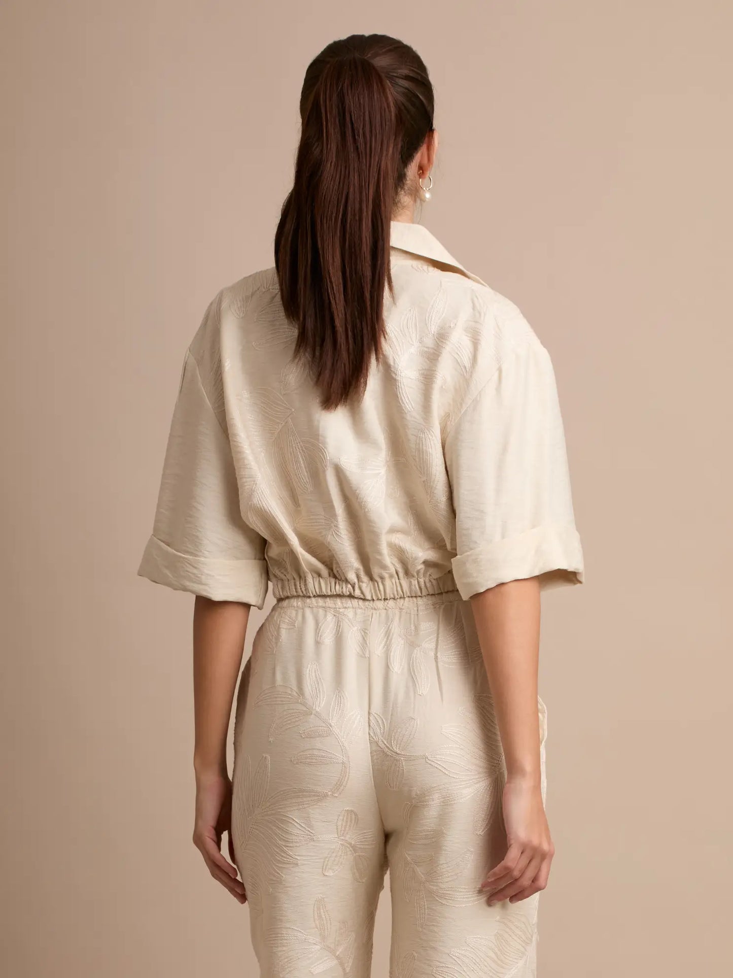 La blusa Seoul Crema combina un sutil estilo cropped con mangas holgadas y botonadura al frente. Su textura suave con patrones florales la hace perfecta para outfits frescos y modernos.