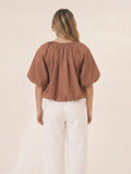 Blusa Dharma marron de manga corta con escote abierto y ajuste relajado