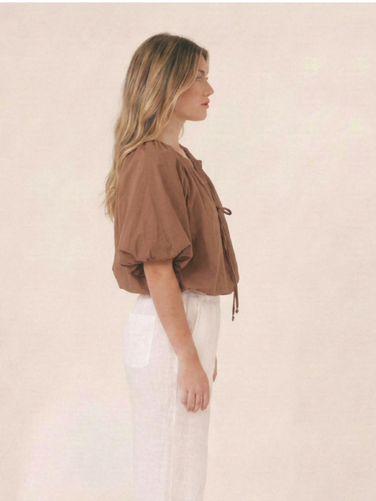 Blusa cafe para mujer con mangas amplias, cuello fruncido y detalle de tiras