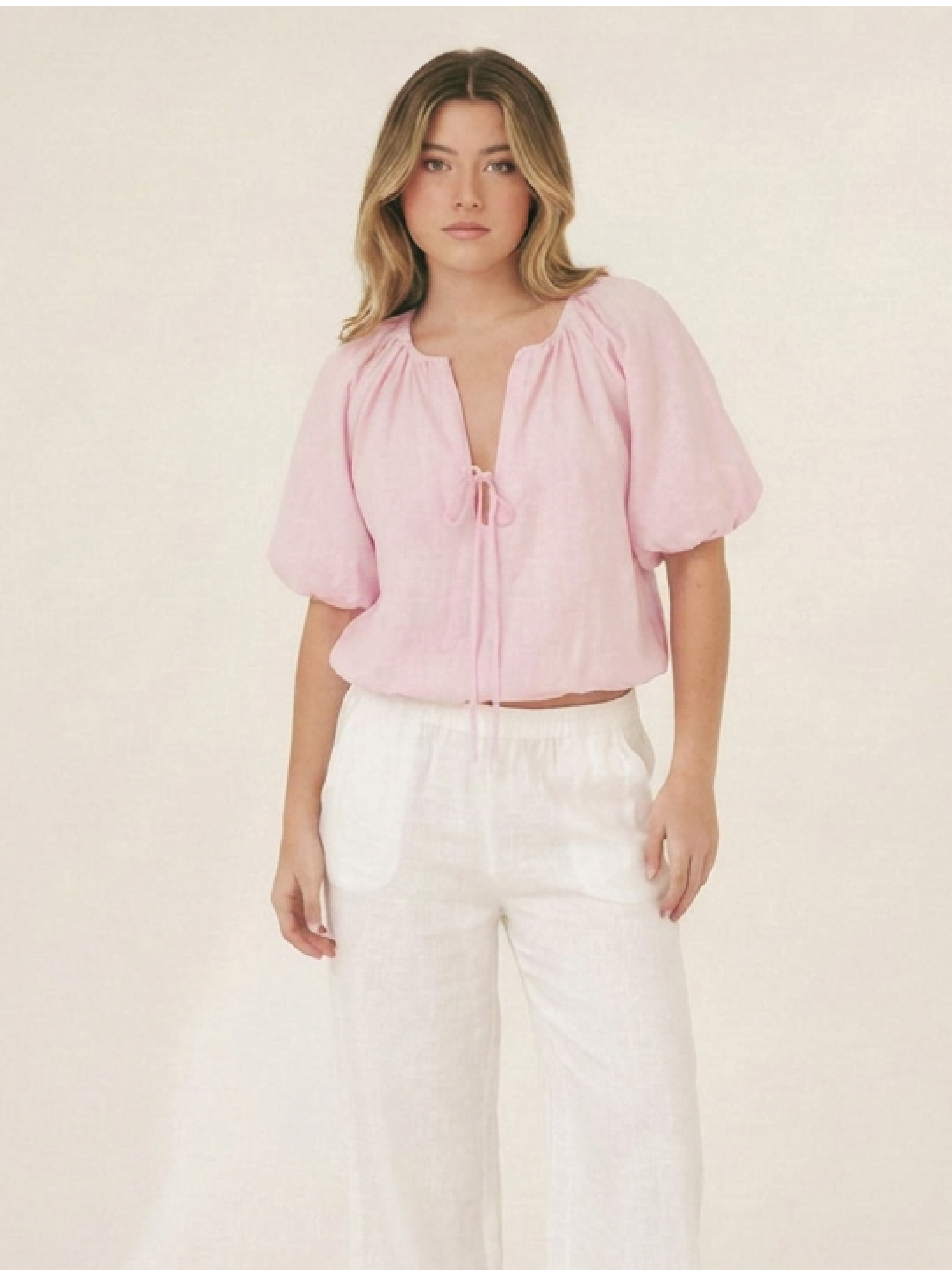 Blusa Dharma rosa con manga globo, escote con abertura y lazo frontal