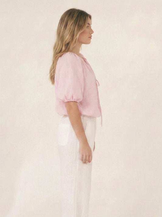 Blusa rosa para mujer con mangas amplias, cuello fruncido y detalle de tiras