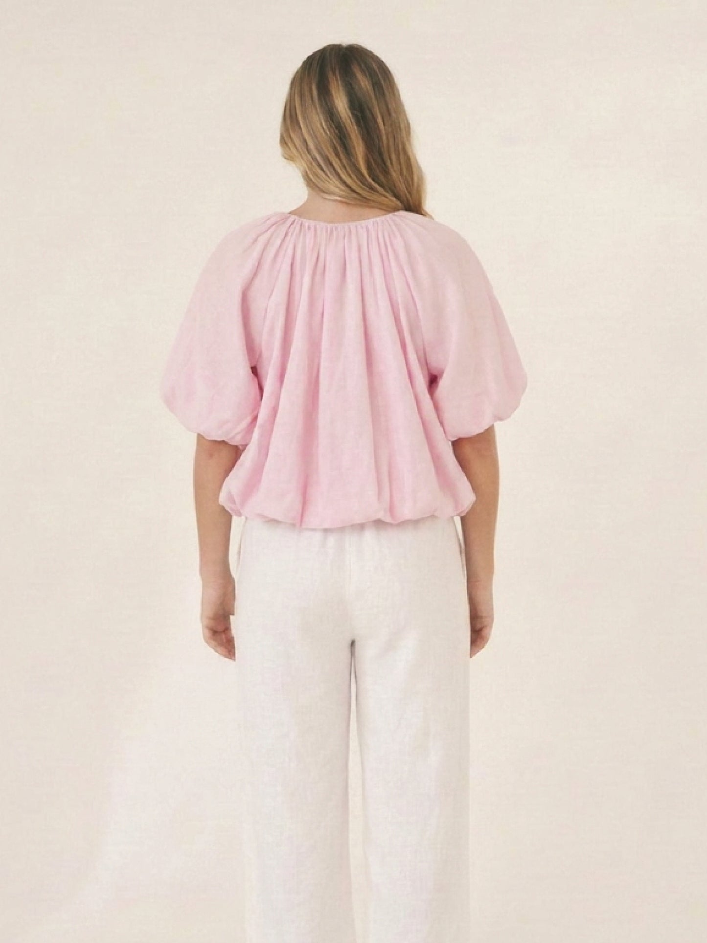 Blusa Dharma rosa de manga corta con escote abierto y ajuste relajado