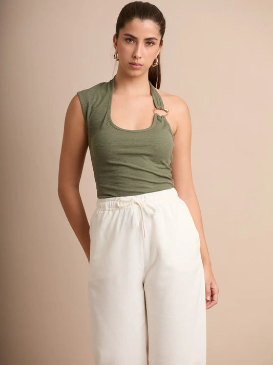 Luce un estilo único con esta blusa halter en tono verde olivo, diseñada con un corte asimétrico y un aro dorado que acentúa el escote. Su tela ligera y cómoda se adapta a tu figura, ideal para crear looks modernos sin esfuerzo.