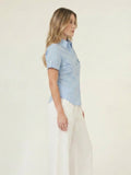 Blusa azul cielo para mujer con cuello camisero, bolsillos delanteros y manga corta