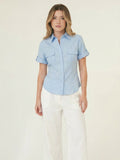 Blusa Isabel azul con diseño camisero, silueta relajada y botones al frente