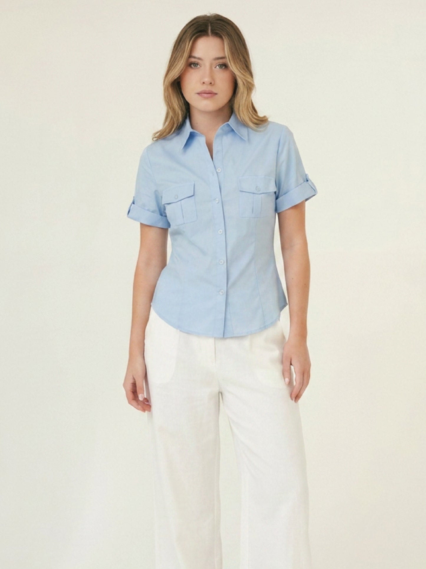 Blusa Isabel azul con diseño camisero, silueta relajada y botones al frente