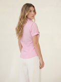 Blusa femenina rosa con botones, cuello clásico y bolsillos al frente